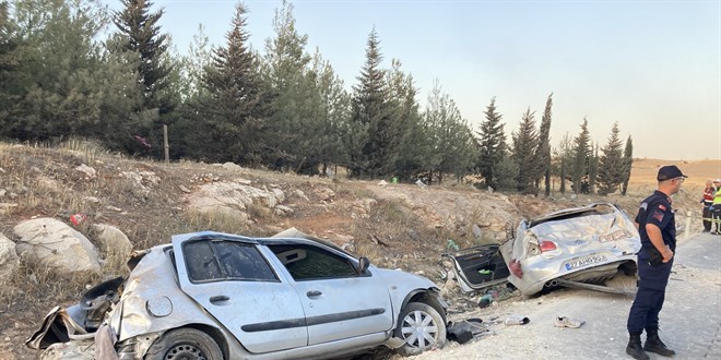 Gaziantep'te iki otomobilin çarpıştığı kazada 3 kişi öldü
