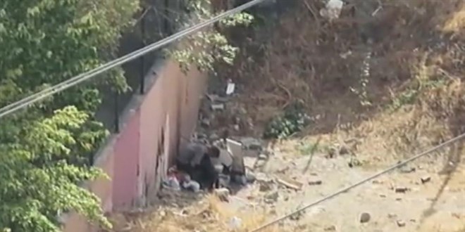 Okul önünde uyuşturucu kullanırken önce kameralara, sonra polise yakalandılar