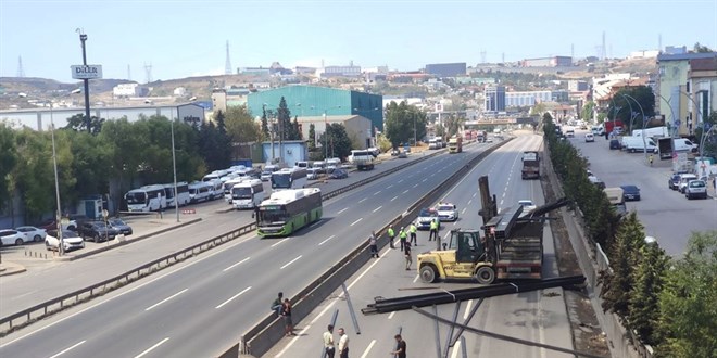 Demir profiller yola savruldu, D-100'de ulaşım durdu