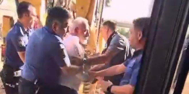 Bursa'da kafeterya yıkımında ortalık karıştı. Bir polis yaralı