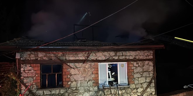 Köyde yangın çıktı: 4 ev kullanılamaz hale geldi