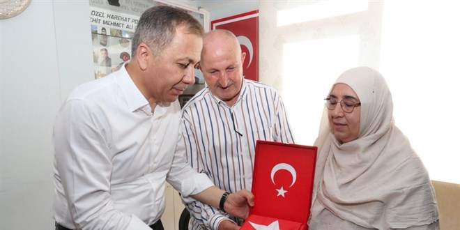 Bakan Yerlikaya, şehit polis Doğan'ın ailesini ziyaret etti
