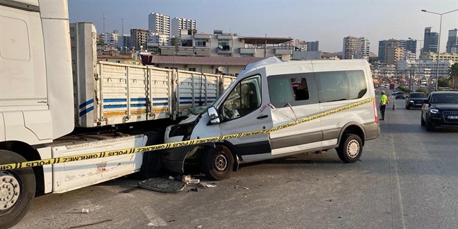 Öğrencileri taşıyan minibüs tıra çarptı: 2 ölü, 10 yaralı