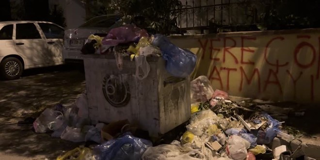 Kartal'da işçiler 'eksik ödeme yapıldığı' gerekçesiyle çöpleri toplamadı
