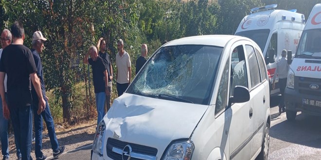 Otomobil yolun karşısına geçmeye çalışan yayalara çarptı: 2 ölü