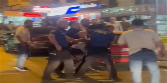 Kesici aletle ambulansa saldıran şüpheliler gözaltına alındı