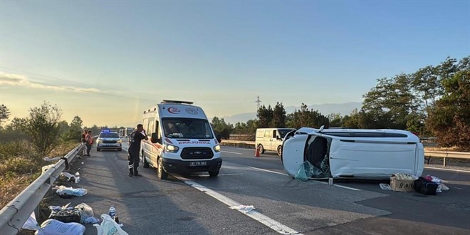 Anadolu Otoyolu'nda devrilen otomobildeki 6 kişi yaralandı