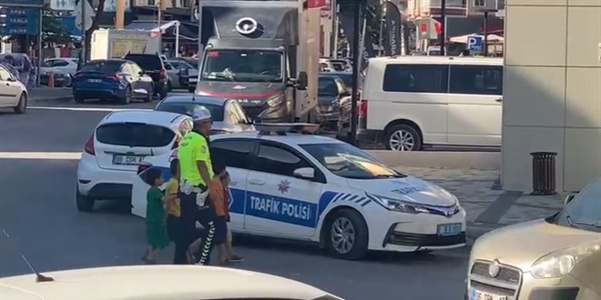 Trafik polisinden yürek ısıtan görüntü