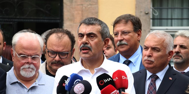 Eğitimde aile vurgusu: Bakan Tekin'den 'Ailem' dizisi setine destek