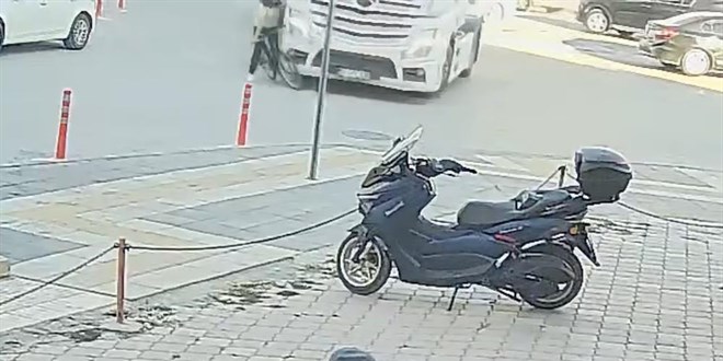 Tırın altında kalan bisikletli çocuk hayatını kaybetti