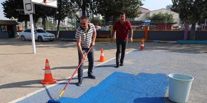 Öğretmenlerden okula renkli dokunuş