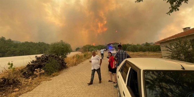 Denizli'deki orman yangını üçüncü gününde: 2 mahalle boşaltıldı