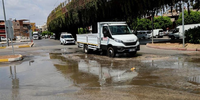 Adana'da su borusu patladı, cadde göle döndü