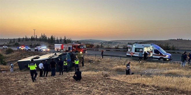Şanlıurfa'da yolcu otobüsü devrildi: 27 yaralı