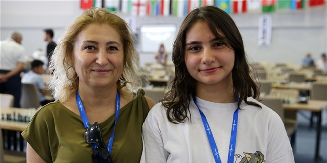 Satranç tutkunu akademisyen ve kızı aynı turnuvada ter döküyor