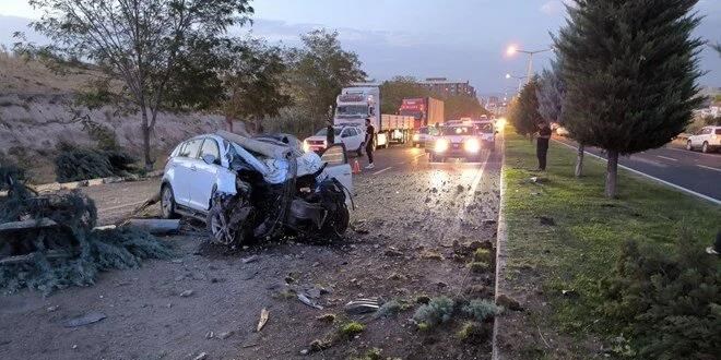 Aydınlatma direği otomobilin üzerine düştü: 2 yaralı