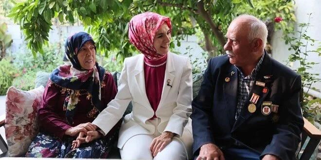 Bakan Göktaş'tan 48 yıllık evli çifte ziyaret