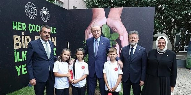 Cumhurbaşkanı Erdoğan, öğrencilerle fidan dikti
