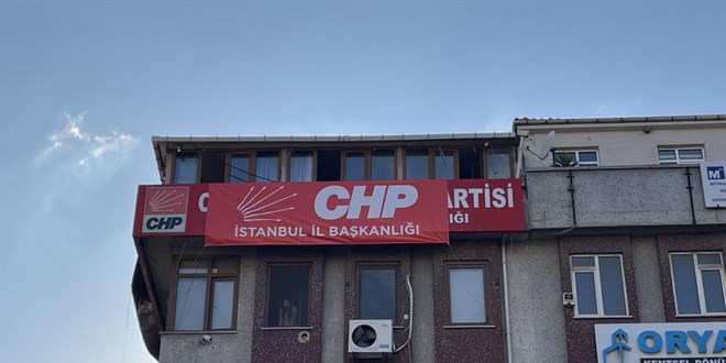 Bahçelievler İlçe Başkanlığı binasına 'CHP İstanbul İl Başkanlığı' yazısı asıldı