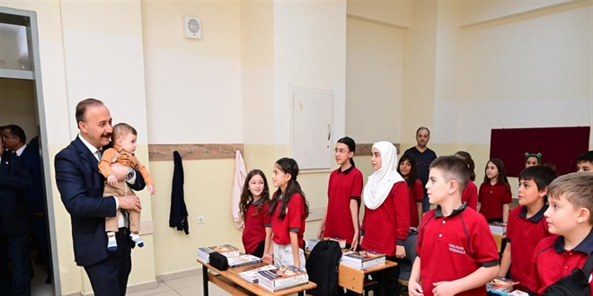 Vali, şehidin adını taşına okulda sınıfları şehidin bebeğiyle gezdi