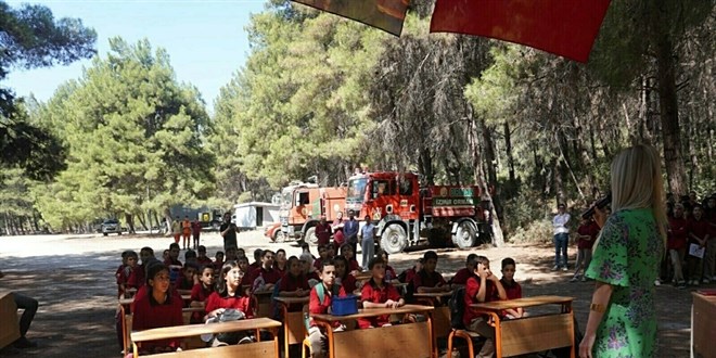 Orman yangını alanı, ortaokul öğrencilerine derslik oldu