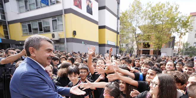 Bakan Tekin'den, mektupla kendisini okullarına davet eden öğrencilere ziyaret