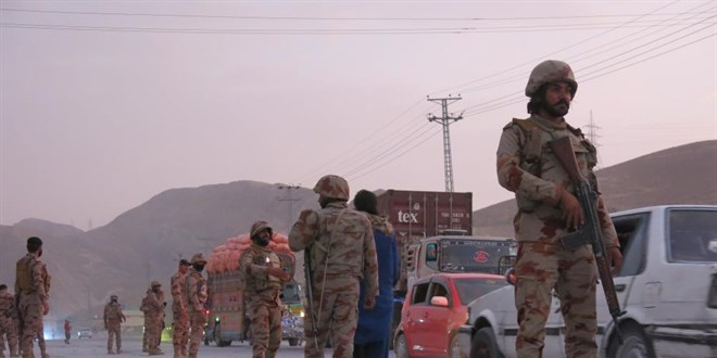 Pakistan'da çatışma: 12 asker hayatını kaybetti, 13 terörist öldürüldü