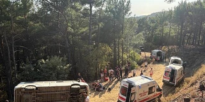 Balıkesir'de tur minibüsünün devrilmesi sonucu 11 kişi yaralandı