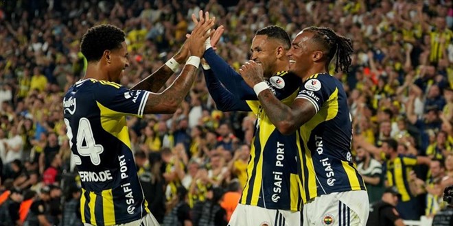 Fenerbahçe, Trabzonspor'u tek golle geçti