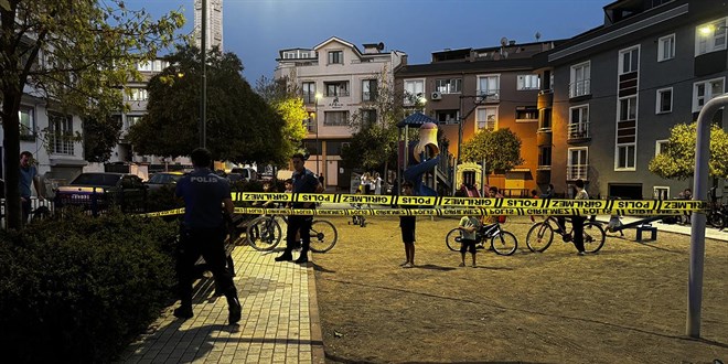 Parkta oynayan çocuğa yorgun mermi isabet etti