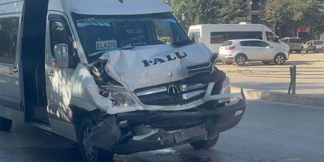 Elazığ'da minibüs ile otobüs çarpıştı! Çok sayıda yaralı var