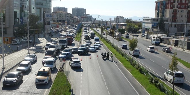 Sivil polis aracı ile jandarma aracı çarpıştı, trafik kilitlendi