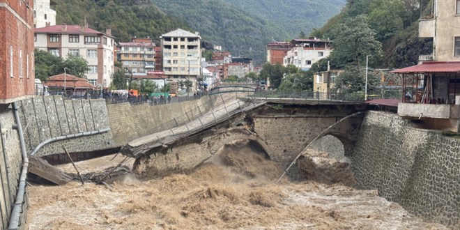 Artvin'de sel tarihi köprüyü yıktı