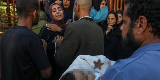 Katil İsrail 7 aylık bebeği annesinin kucağında öldürdü