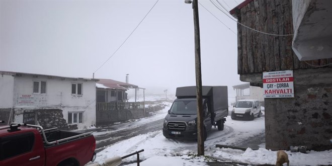 Artvin'in vadilerini sel, yaylalarını kar vurdu