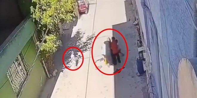 Bursa'da 3 kadın kucağında çocuğu olan anneyi tekme tokat darbetti