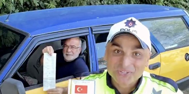 Mizahi videolarıyla tanınan trafik polisi görevden uzaklaştırıldı