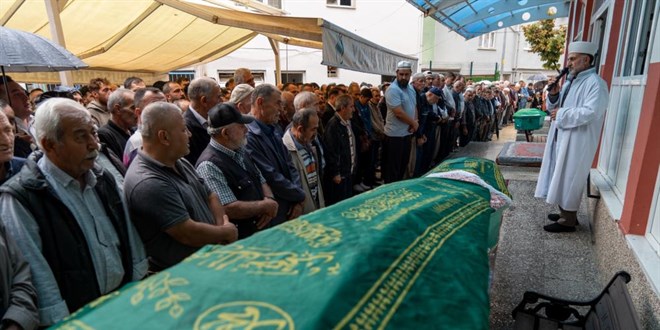 Kazada ölen anne, baba ve oğullarına yürek burkan veda
