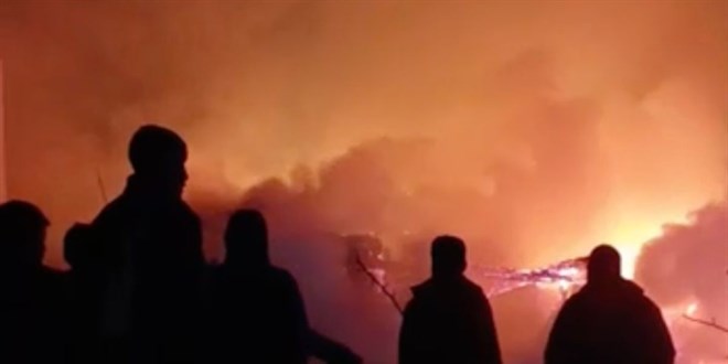Çorum'da 3 ev alevlere teslim oldu