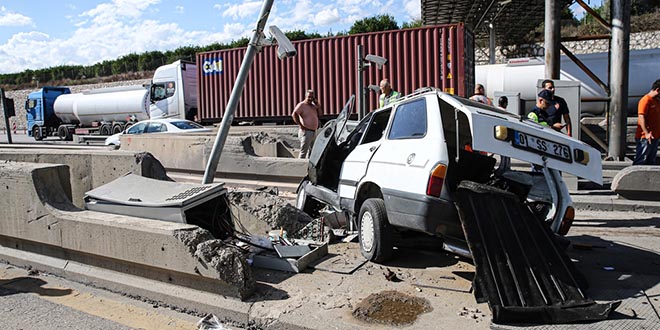 Otomobil, otoyol gişelerinde beton bariyerlere çarptı: 2 ölü