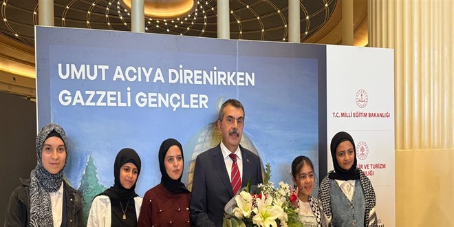 Bakan Tekin, Filistinli öğrencilerin resim sergisini gezdi