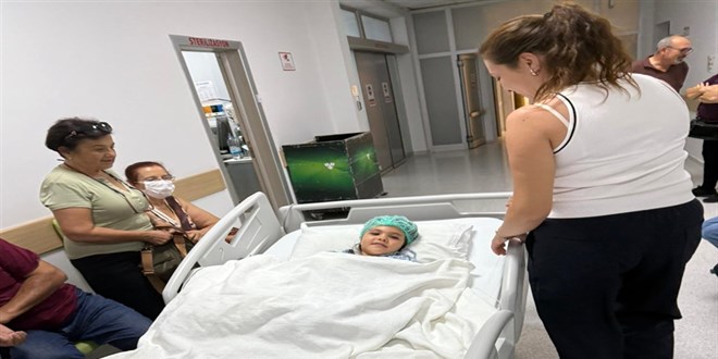 4 yaşındaki Mavi İmer'in parmağı, anaokulunun demir kapısına sıkışıp koptu