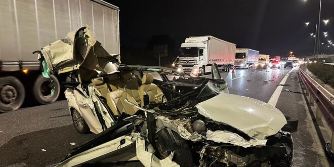 Kuzey Marmara Otoyolu'nda otomobil kamyonete çarptı: 3 yaralı