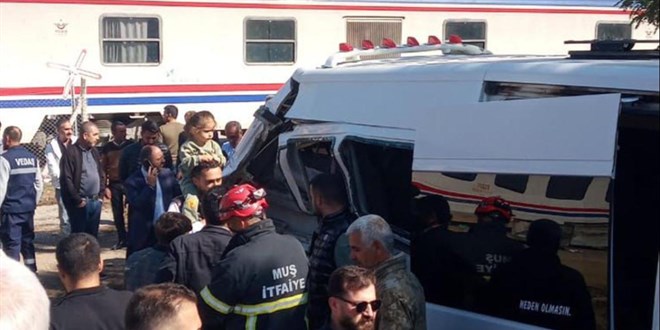 Yolcu treni servis minibüsüne çarptı: 17 öğrenci yaralandı