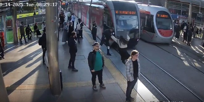 Kulaklık takılı genç kız raylara yöneldi, görevli son anda kurtardı