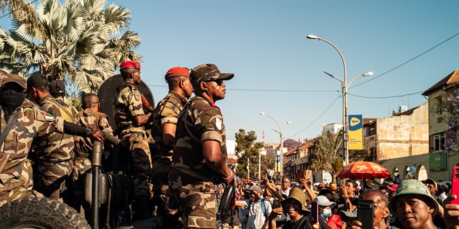 Madagaskar'da ordu yönetime el koydu