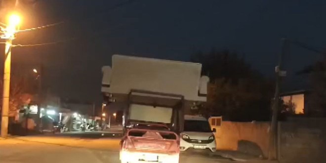 Hatay'da sorumsuz sürücü pes dedirtti: Motosikletle koltuk taşıdı