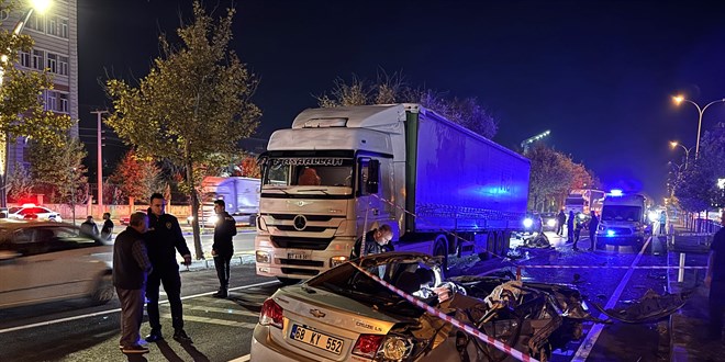 Tıra çarpan otomobildeki ağabey öldü, kardeşi ağır yaralandı