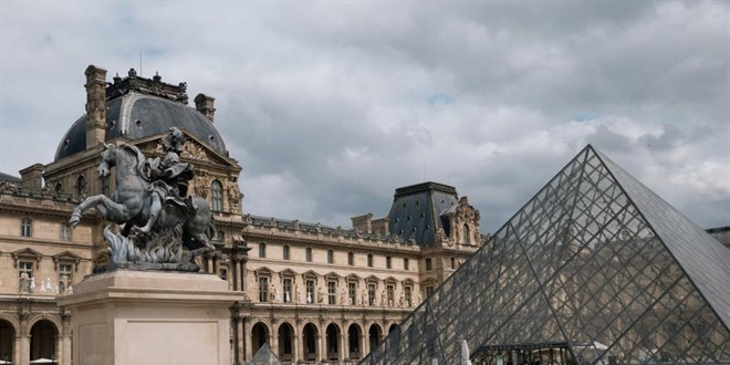 Louvre Müzesi'nde soygun paniği: Müze ziyaretçilere kapatıldı