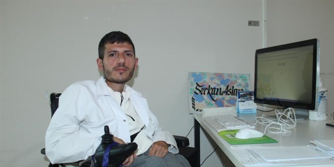 SMA'lı genç engelleri aştı, şimdi hasta bakıyor